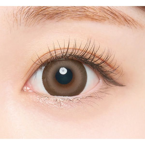 エンジェルカラー バンビシリーズ マンスリー ミルキームーン装着画像|コスプレカラコン通販アイトルテ